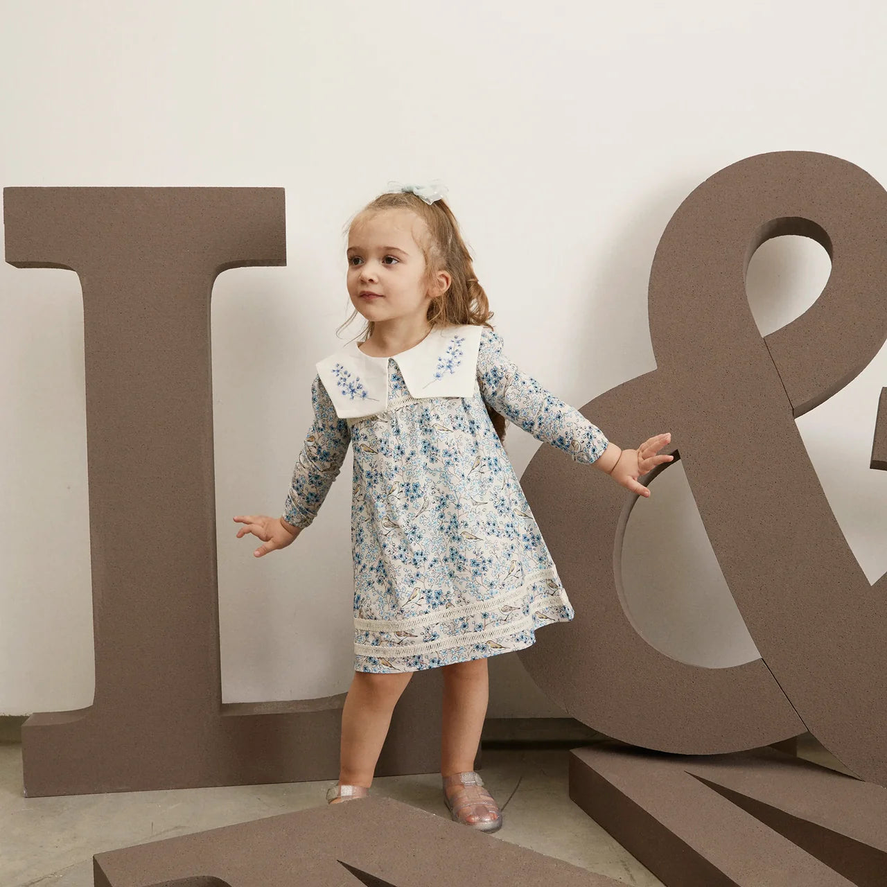 Blauwe Jurk met Lange Mouwen en Elegante Borduursels