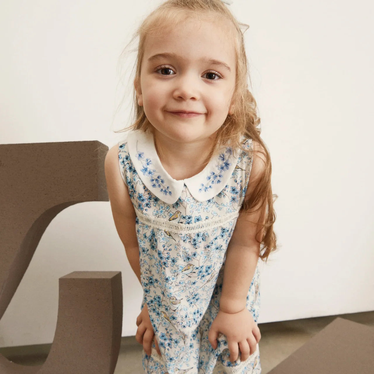 Mouwloze Blauwe Jurk met Fijne Borduursels