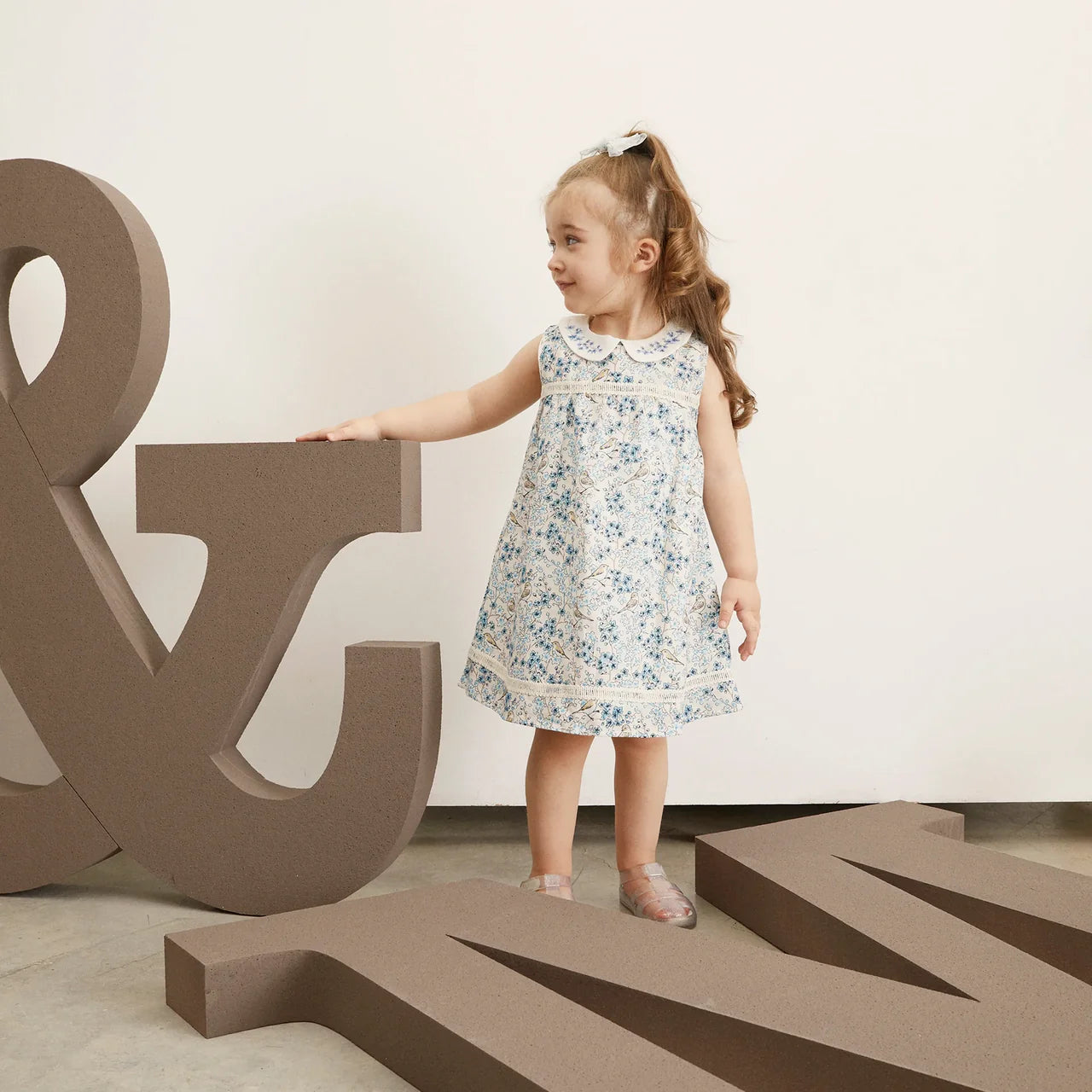 Mouwloze Blauwe Jurk met Fijne Borduursels